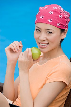 simsearch:625-02929099,k - Porträt einer jungen Frau einen Apfel essen und Lächeln Stockbilder - Premium RF Lizenzfrei, Bildnummer: 625-02929104