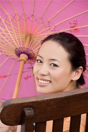 simsearch:625-02929099,k - Porträt einer jungen Frau hält einen Regenschirm und Lächeln Stockbilder - Premium RF Lizenzfrei, Bildnummer: 625-02929105