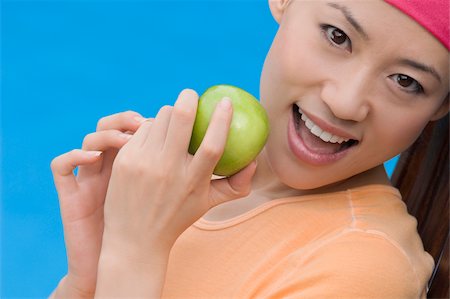 simsearch:625-02929099,k - Porträt einer jungen Frau hält einen Apfel und Lächeln Stockbilder - Premium RF Lizenzfrei, Bildnummer: 625-02929109