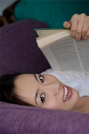 simsearch:625-02929099,k - Porträt einer jungen Frau liegend und hält ein Buch Stockbilder - Premium RF Lizenzfrei, Bildnummer: 625-02929119