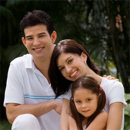 simsearch:625-02266718,k - Portrait of a young couple with their daughter smiling Fotografie stock - Premium Royalty-Free, Codice: 625-02929127