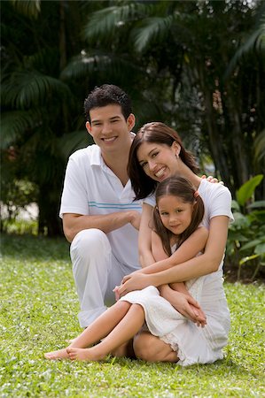simsearch:625-02266718,k - Portrait of a young couple with their daughter sitting in a garden Fotografie stock - Premium Royalty-Free, Codice: 625-02929152