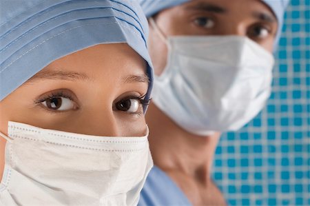 simsearch:625-02929215,k - Gros plan d'une femme médecin et un médecin de sexe masculin portant des masques chirurgicaux Photographie de stock - Premium Libres de Droits, Code: 625-02929180