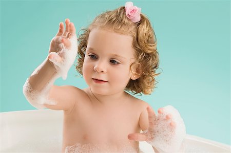 photo of young girl in bathtub - Close-up of a girl bathing in a bathtub Stock Photo - Premium Royalty-Free, Code: 625-02929317