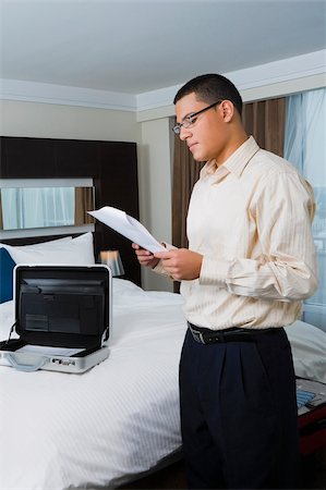 simsearch:640-02768050,k - Side profile of a businessman holding a document Foto de stock - Royalty Free Premium, Número: 625-02929348