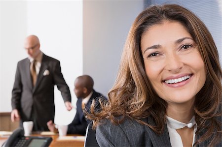 people meeting image background - Portrait d'une femme d'affaires avec ses collègues en arrière-plan Photographie de stock - Premium Libres de Droits, Code: 625-02929522