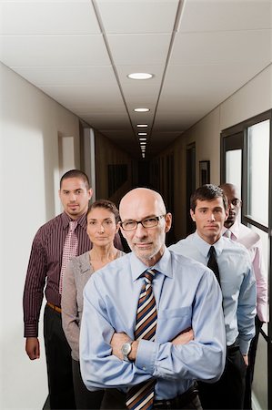 Business executives standing in a corridor Foto de stock - Royalty Free Premium, Número: 625-02929560