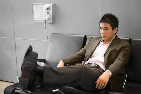simsearch:625-02932602,k - Homme d'affaires reposant sur un banc dans un aéroport Photographie de stock - Premium Libres de Droits, Code: 625-02929590