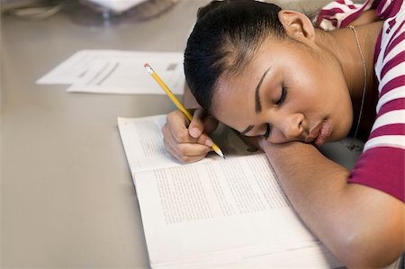 sleeping in a classroom - Close-up of a young man napping on a book Foto de stock - Sin royalties Premium, Código: 625-02929672