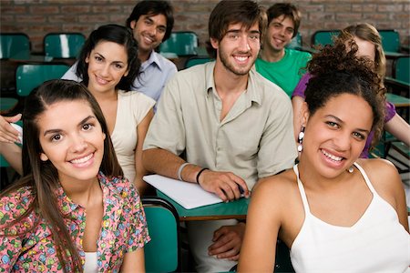 personengruppe - Porträt von Studenten in einem Klassenzimmer sitzen und Lächeln Stockbilder - Premium RF Lizenzfrei, Bildnummer: 625-02929701