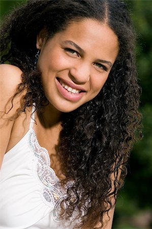 simsearch:625-02932275,k - Portrait of a teenage girl smiling Fotografie stock - Premium Royalty-Free, Codice: 625-02929855