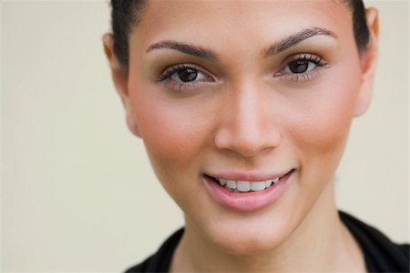 Portrait of a young woman smiling Foto de stock - Sin royalties Premium, Código: 625-02930048