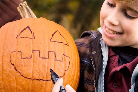 simsearch:625-02930383,k - Boy drawing a human face on a pumpkin Foto de stock - Sin royalties Premium, Código: 625-02930083
