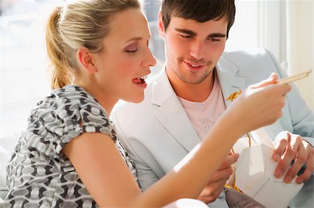 eating women expression - Young couple having food Foto de stock - Sin royalties Premium, Código: 625-02930198