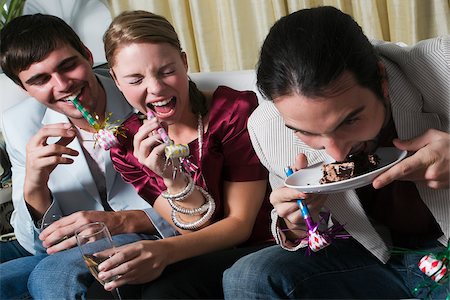 eating women expression - Young man with his friends enjoying a birthday party Foto de stock - Sin royalties Premium, Código: 625-02930230