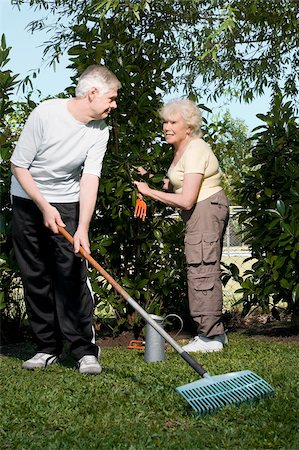 rastrellino - Senior couple gardening together Fotografie stock - Premium Royalty-Free, Codice: 625-02930301