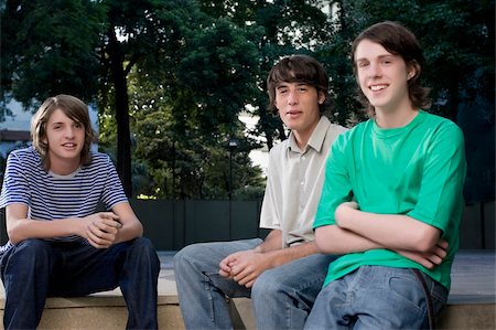 simsearch:625-02267626,k - Portrait of two teenage boys sitting with a young man and smiling Foto de stock - Sin royalties Premium, Código: 625-02930334