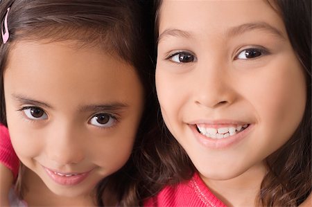 simsearch:625-02930383,k - Portrait of two girls smiling Foto de stock - Sin royalties Premium, Código: 625-02930440
