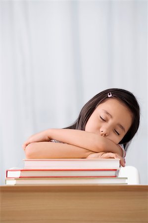 Schoolgirl sleeping at a desk in a classroom Foto de stock - Sin royalties Premium, Código: 625-02930460