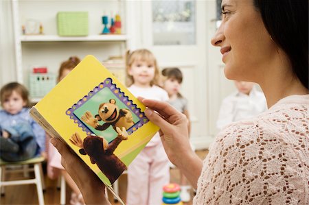 Female teacher teaching her students in a classroom Foto de stock - Sin royalties Premium, Código: 625-02930528