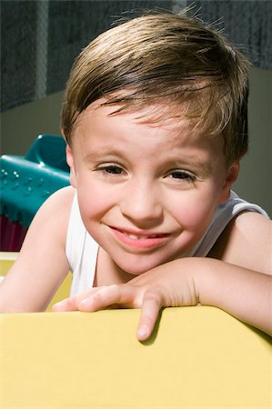 simsearch:693-06967402,k - Portrait d'un garçon dans un jouet voiture et souriant Photographie de stock - Premium Libres de Droits, Code: 625-02930544