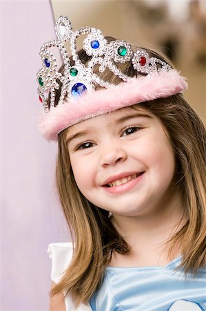 simsearch:625-02930383,k - Close-up of a girl wearing a crown and smiling Foto de stock - Sin royalties Premium, Código: 625-02930546