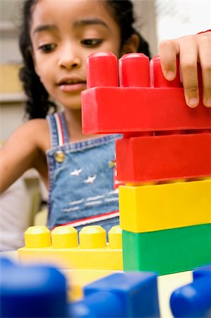 preschooler - Girl playing with plastic blocks Foto de stock - Sin royalties Premium, Código: 625-02930550