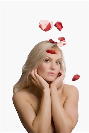 simsearch:625-02930682,k - Pétales de roses tombant sur une jeune femme Photographie de stock - Premium Libres de Droits, Code: 625-02930690