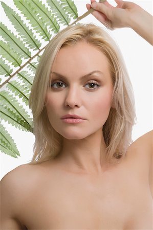 simsearch:625-02930713,k - Portrait of a young woman holding a frond Stock Photo - Premium Royalty-Free, Code: 625-02930692