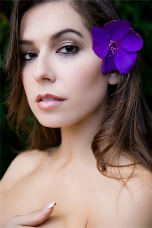simsearch:625-02930682,k - Portrait d'une jeune femme portant une fleur Photographie de stock - Premium Libres de Droits, Code: 625-02930708