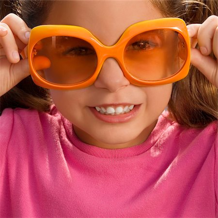 simsearch:625-02930383,k - Close-up of a girl wearing an oversized sunglasses Foto de stock - Sin royalties Premium, Código: 625-02930855