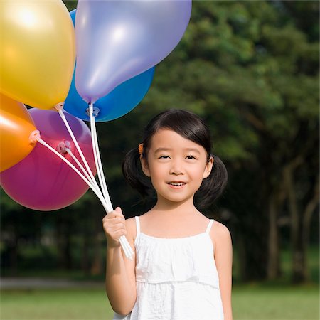 simsearch:625-02929099,k - Nahaufnahme eines Mädchens, Ballons halten und Lächeln Stockbilder - Premium RF Lizenzfrei, Bildnummer: 625-02930859