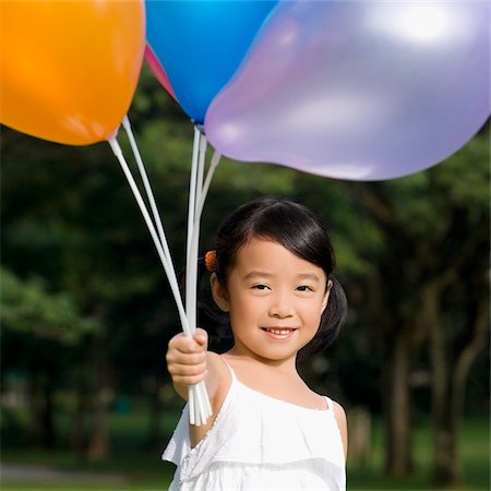 simsearch:625-02929099,k - Portrait eines Mädchens, Ballons halten und Lächeln Stockbilder - Premium RF Lizenzfrei, Bildnummer: 625-02930863