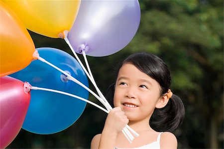 simsearch:625-02929099,k - Nahaufnahme eines Mädchens, Ballons halten Stockbilder - Premium RF Lizenzfrei, Bildnummer: 625-02930870