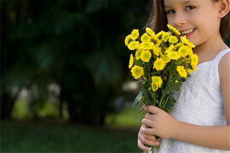 simsearch:625-02930383,k - Portrait of a girl holding a bunch of flowers and smiling Foto de stock - Sin royalties Premium, Código: 625-02930894