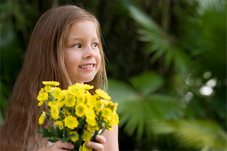 simsearch:625-02930383,k - Close-up of a girl holding a bunch of flowers and smiling Foto de stock - Sin royalties Premium, Código: 625-02930897