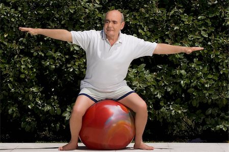 simsearch:625-02932654,k - Senior man exercising with a fitness ball Foto de stock - Royalty Free Premium, Número: 625-02931004