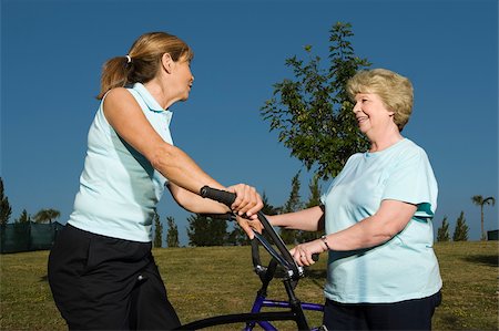 simsearch:625-02932654,k - Side profile of two senior women talking to each other Foto de stock - Royalty Free Premium, Número: 625-02931008