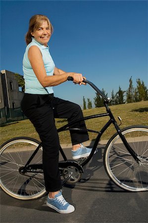 simsearch:625-02932391,k - Portrait of a senior woman cycling Stock Photo - Premium Royalty-Free, Code: 625-02931014