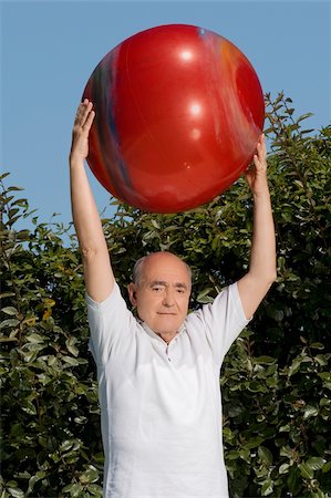 simsearch:625-02932654,k - Portrait of a senior man exercising with a fitness ball Foto de stock - Royalty Free Premium, Número: 625-02931016