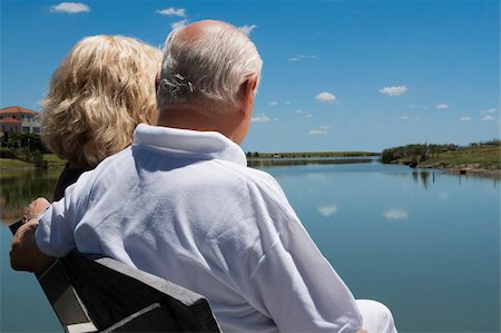 Senior couple sitting on a bench at the lakeside Foto de stock - Sin royalties Premium, Código: 625-02931060