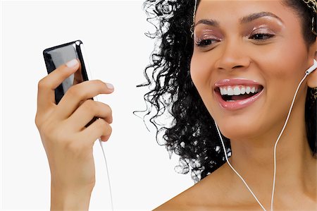 Gros plan d'une jeune femme à l'écoute d'un lecteur MP3 Photographie de stock - Premium Libres de Droits, Code: 625-02931128