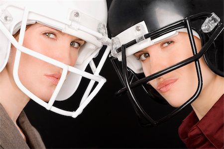 simsearch:625-02931241,k - Close-up of two businesswomen wearing football helmets Fotografie stock - Premium Royalty-Free, Codice: 625-02931239