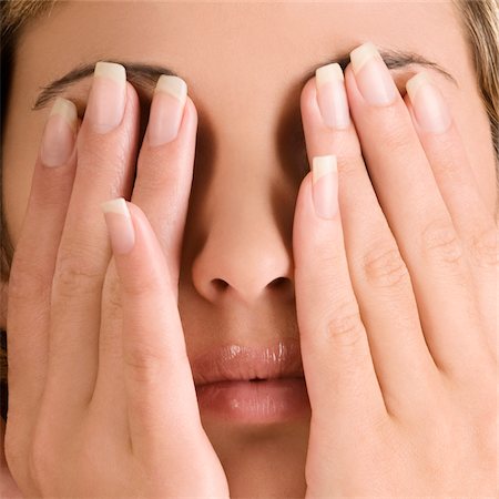 Close-up of a young woman covering her eyes with her hands Foto de stock - Sin royalties Premium, Código: 625-02931421