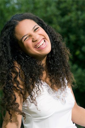 simsearch:625-02932275,k - Portrait of a teenage girl smiling Fotografie stock - Premium Royalty-Free, Codice: 625-02931609