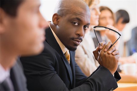 Chefs d'entreprise lors d'une réunion dans une salle de Conseil Photographie de stock - Premium Libres de Droits, Code: 625-02931731