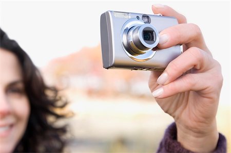 digitalkamera - Nahaufnahme einer reifen Frau mit einer digitalen Kamera fotografieren Stockbilder - Premium RF Lizenzfrei, Bildnummer: 625-02931891