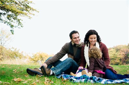 simsearch:625-02266718,k - Couple and their daughter sitting together and smiling Fotografie stock - Premium Royalty-Free, Codice: 625-02932025