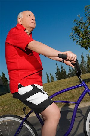 simsearch:673-02386328,k - Side profile of a senior man cycling Foto de stock - Sin royalties Premium, Código: 625-02932103