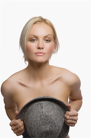 simsearch:625-02930682,k - Portrait d'une jeune femme couvrant ses seins avec une fedora Photographie de stock - Premium Libres de Droits, Code: 625-02932116